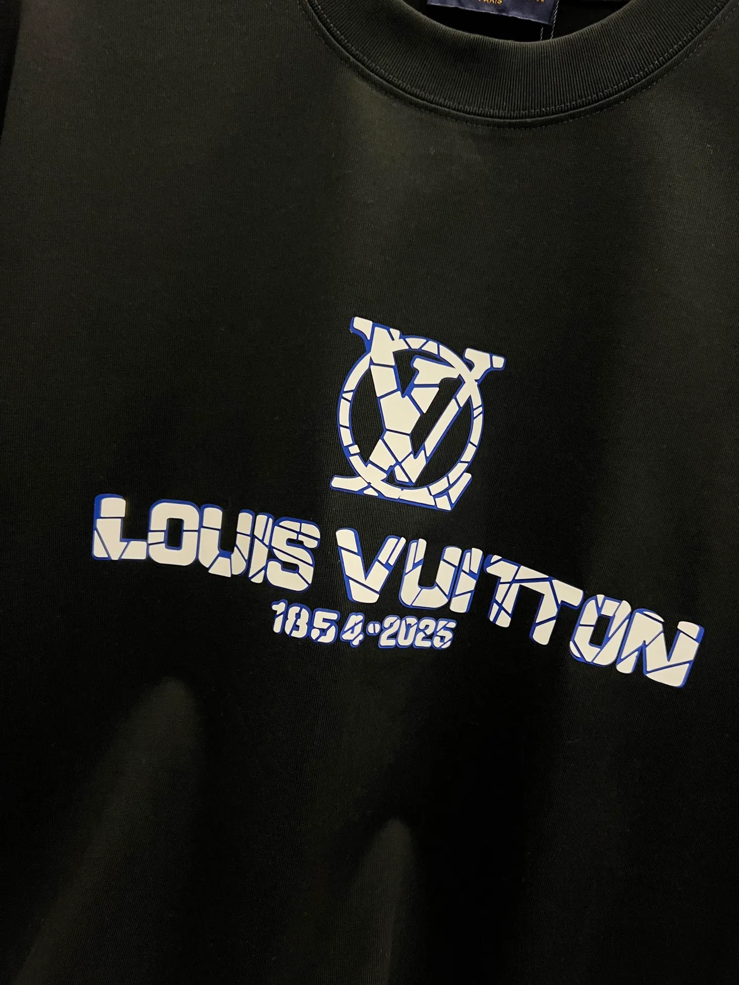 🅿️190 1v Louis* 2025 autumn and winter new style classic letter three-dimensional craft design high-end version! Highly breathable and comfortable, customized double yarn plain cotton fabric. Short-sleeved T-shirt. Same style for men and women. Sizes S M L XL XXL Five sizes black white